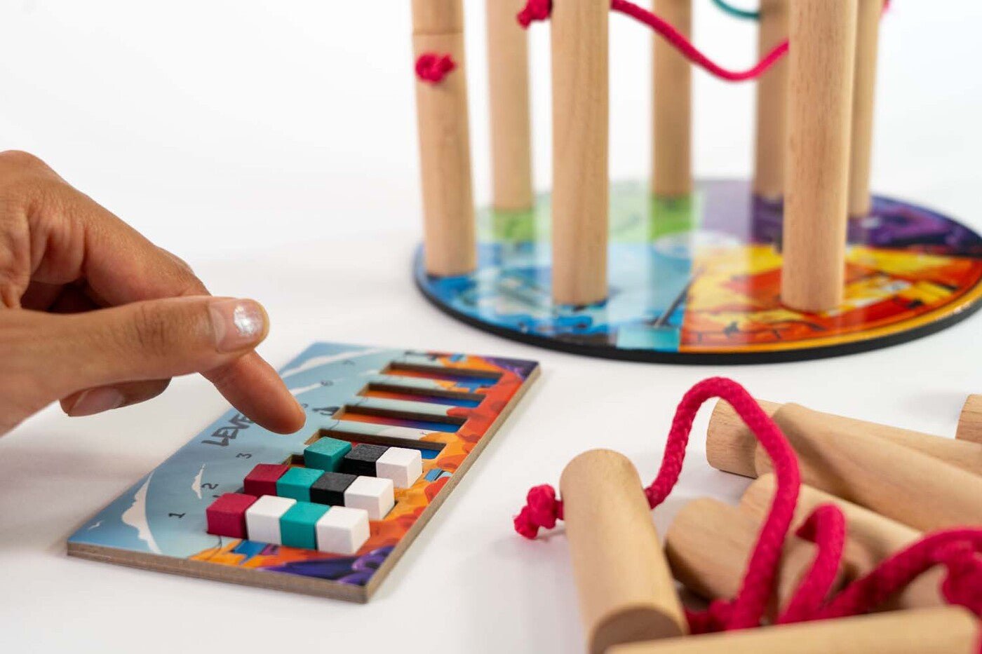 Familienspiel "Nekojima" von HUCH! - Shades of Home