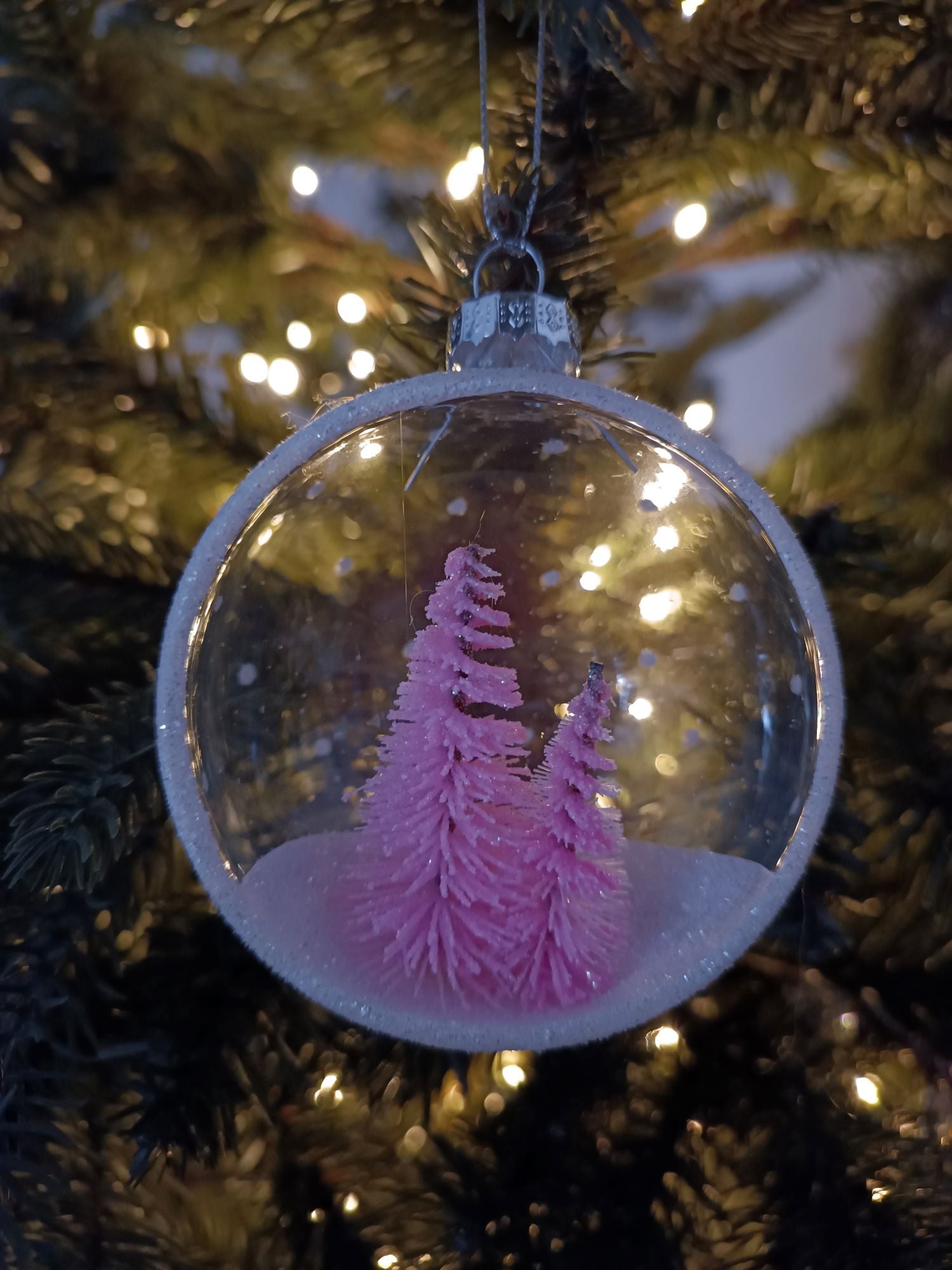 Glaskugel mit rosa Tannenbäumen