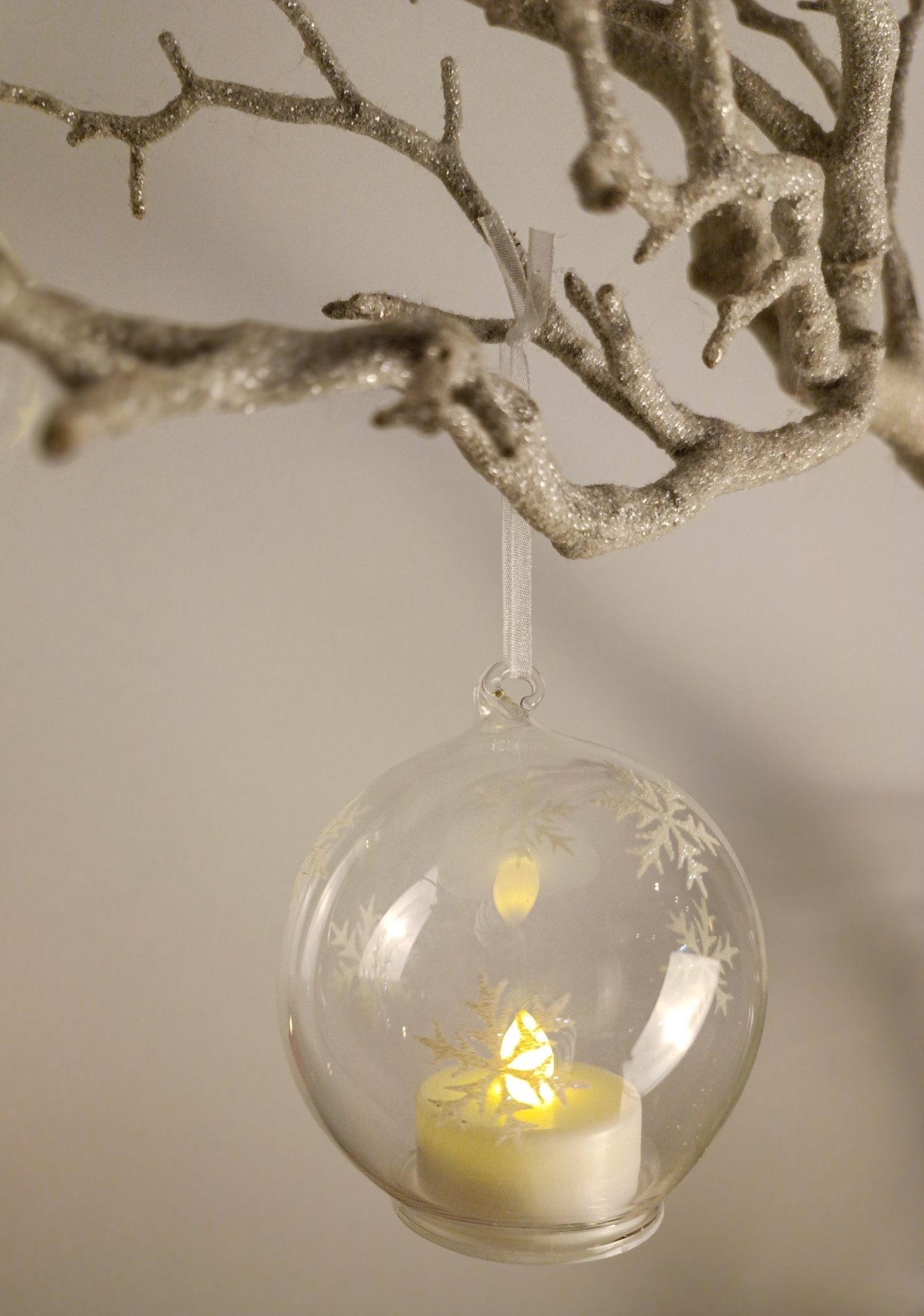 Weihnachtszauber mit LED - Glaskugel – ver., Motive - Shades of Home