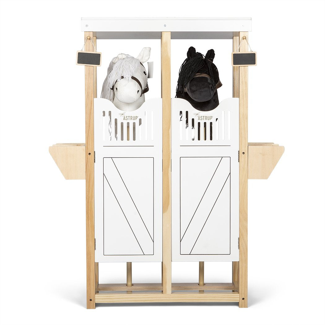 Pferdestall für Steckenpferde by Astrup