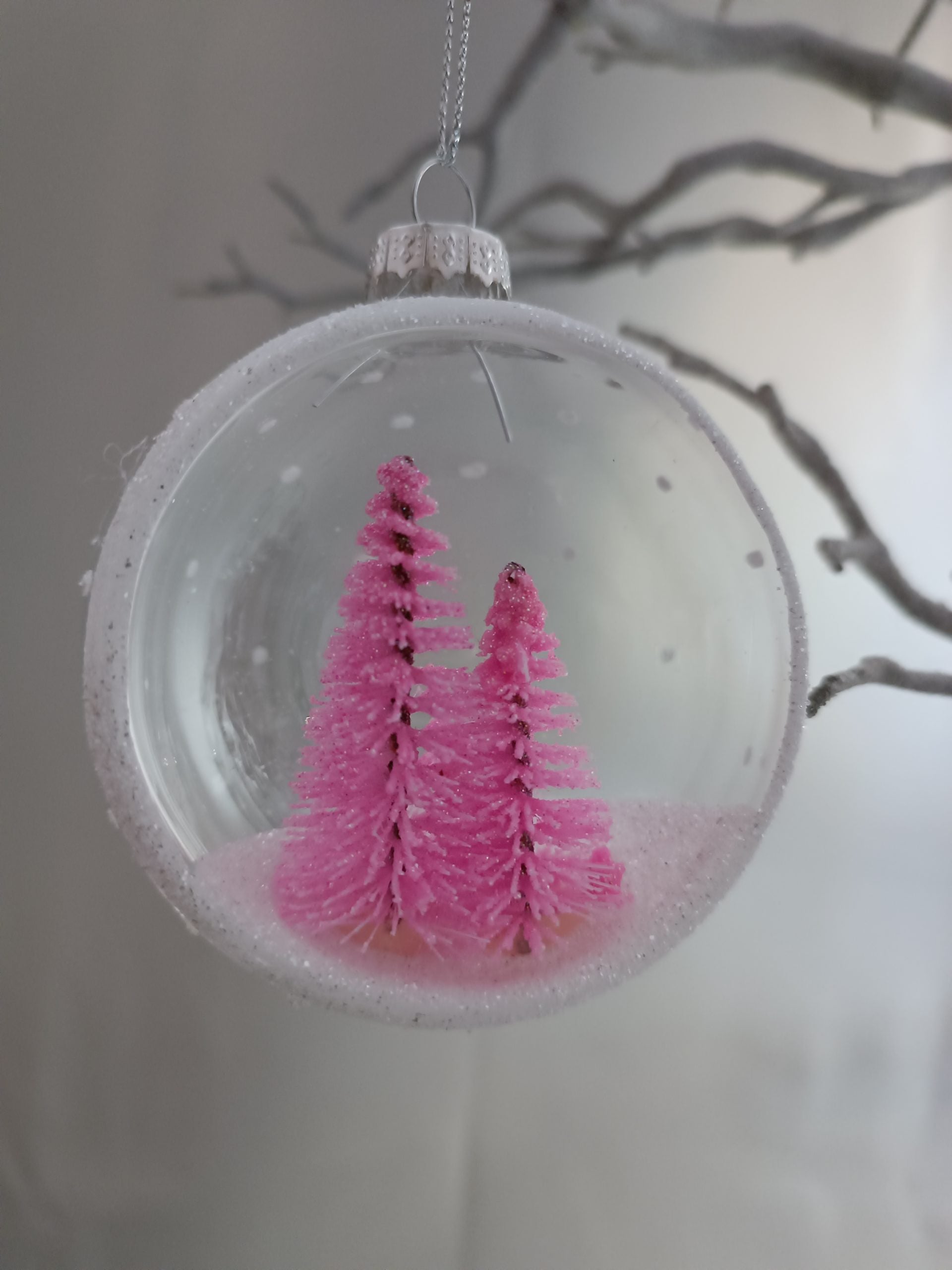 Glaskugel mit rosa Tannenbäumen