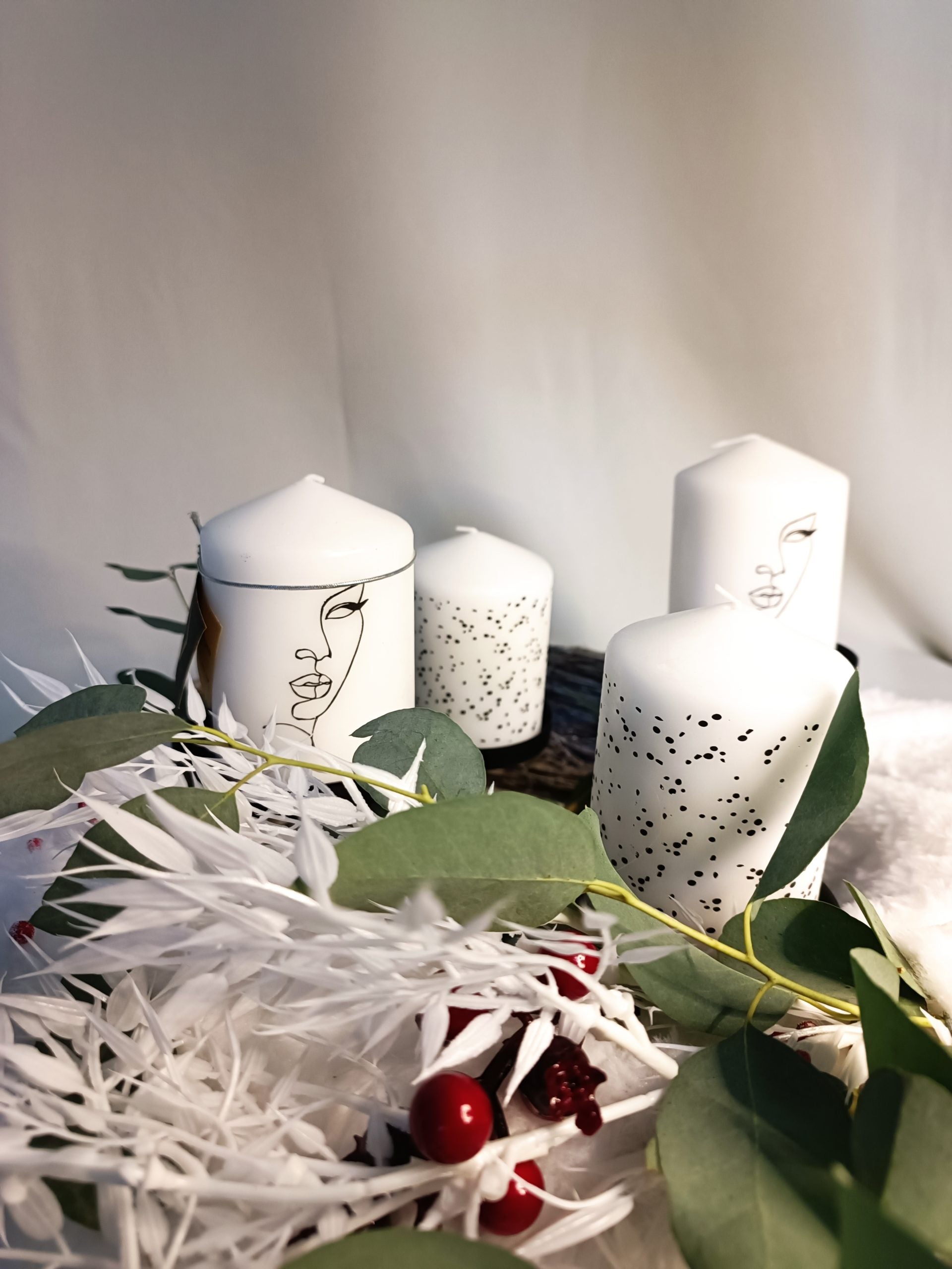 Stumpenkerze mit Punkten/ Oneline-Gesicht