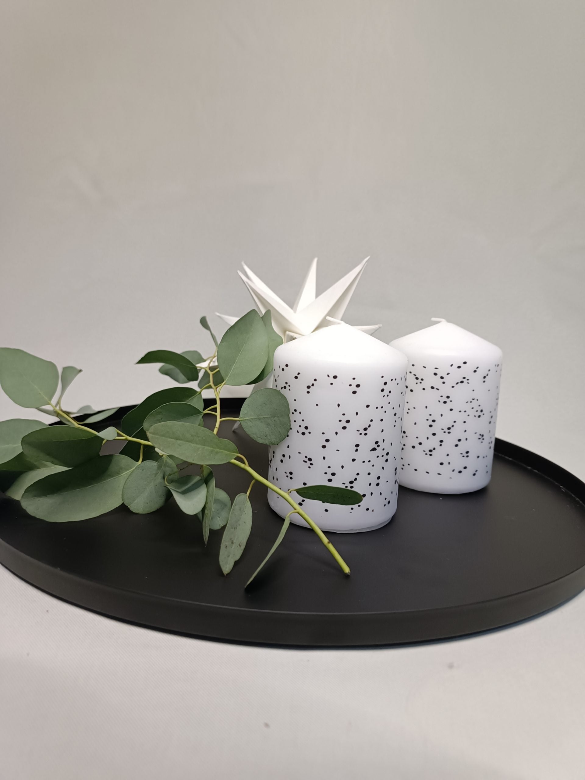 Stumpenkerze mit Punkten/ Oneline-Gesicht