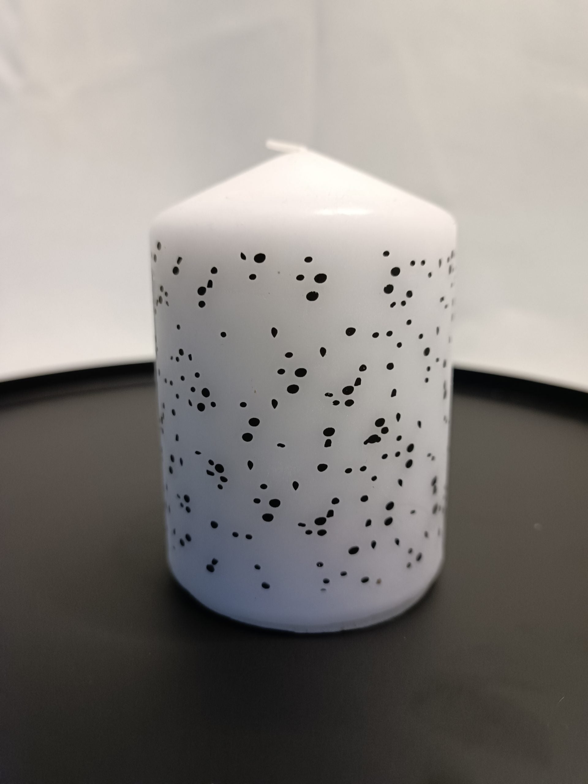 Stumpenkerze mit Punkten/ Oneline-Gesicht