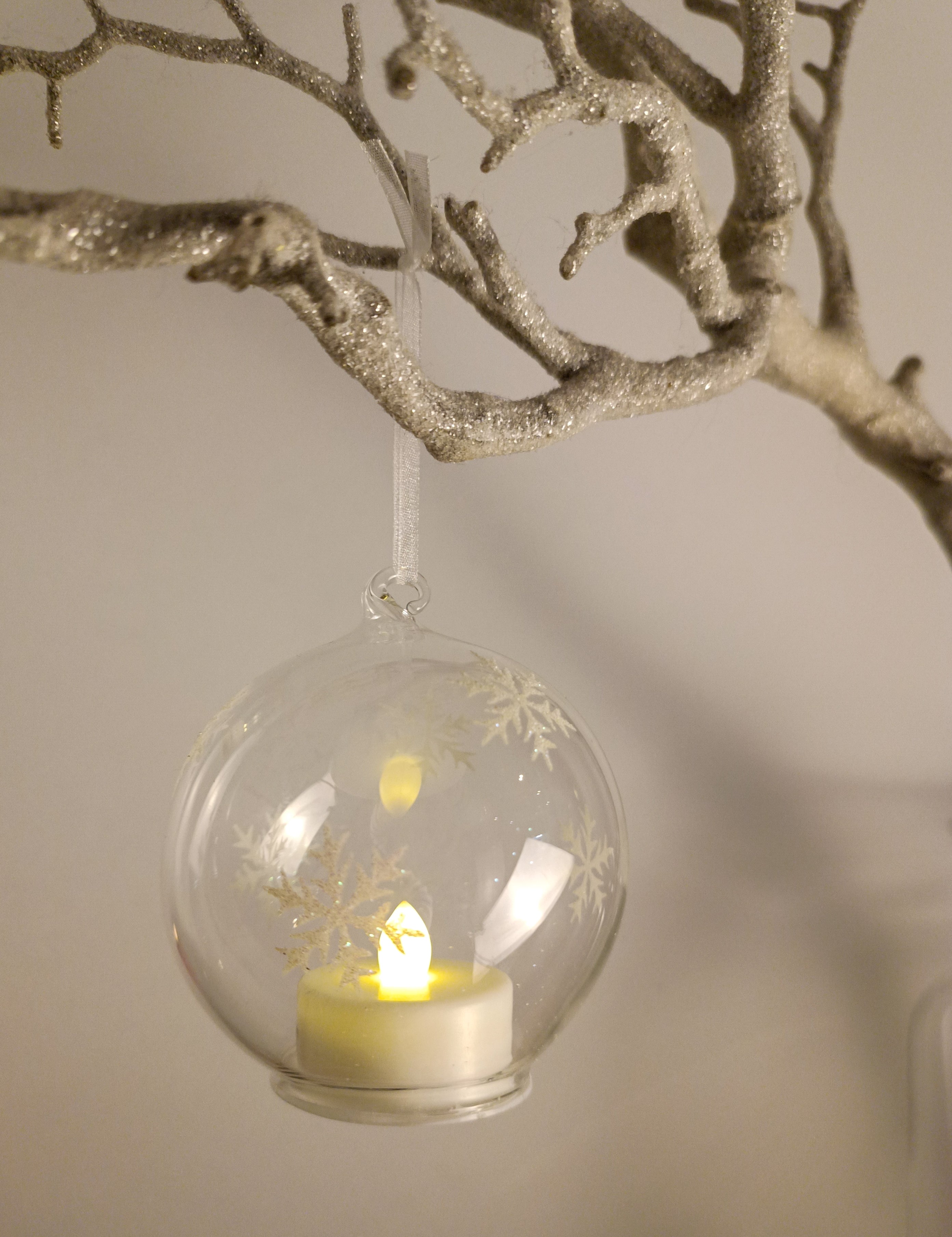 Weihnachtskugel mit LED Teelicht ver. Versionen
