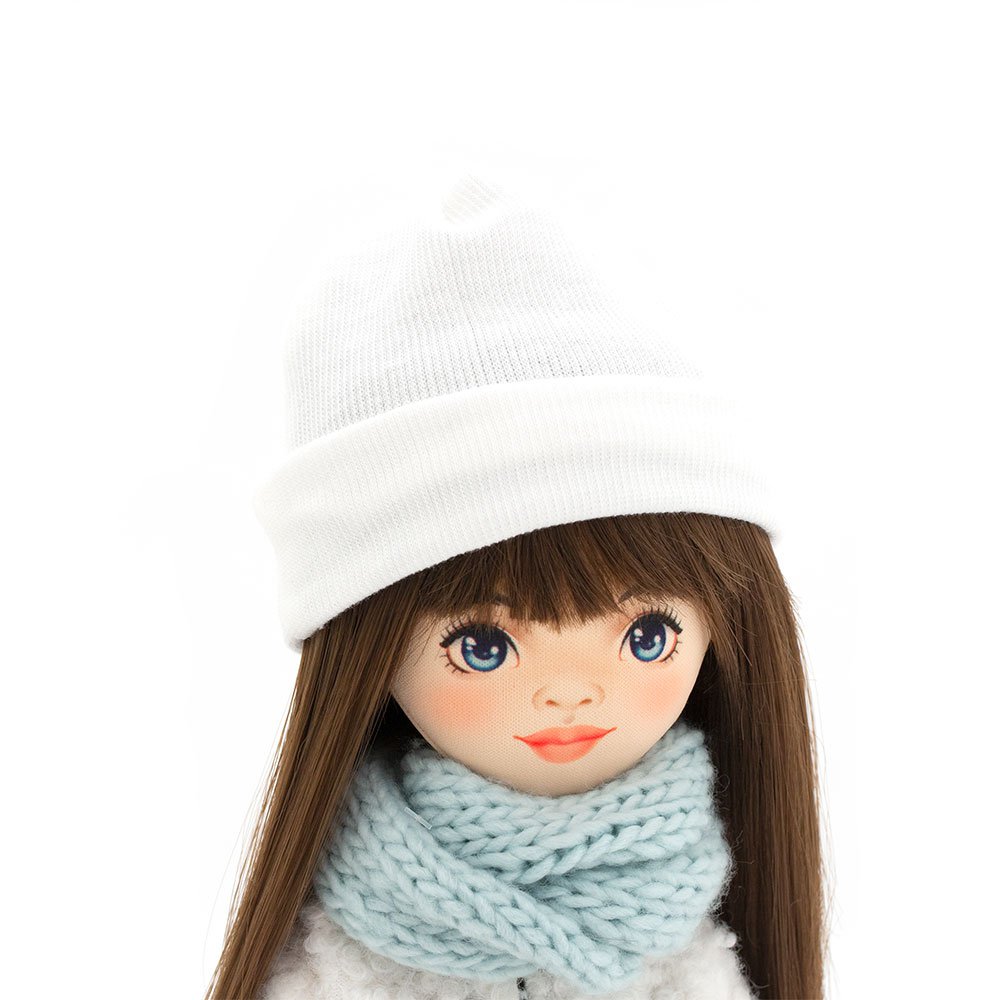 Puppe Sweet Sisters-Sophie in einem weißen Pelzmantel